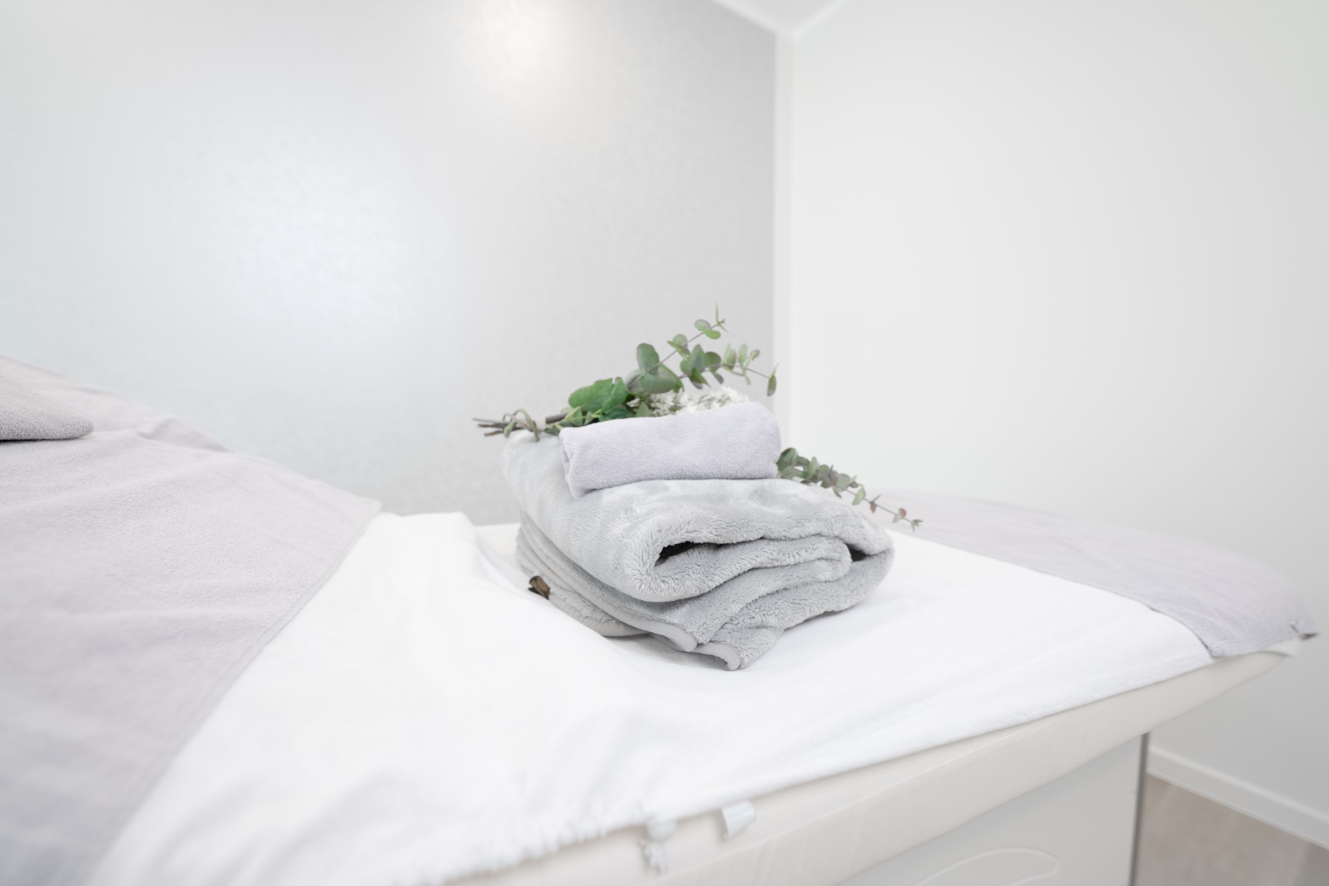 Graue Decke auf einer Liege bei einem Kosmetikinstitut